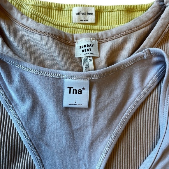 𝅺aritzia Bundle of 3 Crop Tops EUC - Picture 3 of 15